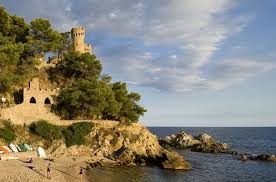 Cala compuesta únicamente por rocas, donde más que de un baño puede disfrutarse de la pesca y de un bonito paseo por un entorno rocoso. Sa Caleta Lloret De Mar Costa Brava Bild Von Lloret De Mar Costa Brava Tripadvisor