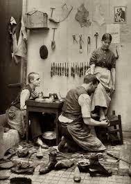 Hij heeft geen voorraad schoenen; Verdwenen Ambachten Schoenmaker Myheritage Blog