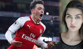 Özil, diego gibi büyülüyor başlığıyla verilen haberde, mesut'un alman u21 takımında oynadığı ve türkiye'nin de mesut'u istediği belirtilerek, özil, löw'ün listesinde bulunuyor. Mesut Ozil In Nisanlisindan Galatasaray Aciklamasi