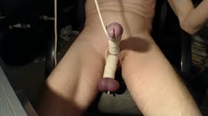 Ata brutalmente la cola y los huevos