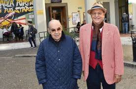 Ai funerali di gianni boncompagni nella sede rai di via asiago 10, dove si stava per tenere la cerimonia laica. No Non E La Bbc Renzo Arbore Ricorda Gianni Boncompagni In Una Serata Evento Su Rai2 Tra Gli Ospiti Raffaella Carra E Ambra Angiolini Davidemaggio It