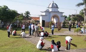 Semangat gotong royong atau saling membantu tidak akan pernah lepas dari perilaku masyarakat indonesia. Gotong Royong Berugak Dese