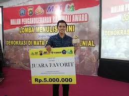 Secara umum, tidak terlihat beda antara esai dengan opini. Infopublik Mahasiswa Stisipol Juara Favorit Lomba Menulis Opini