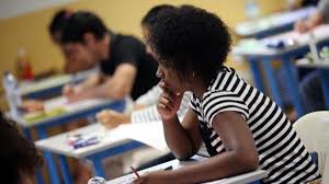 On lui demande de faire le lien entre son choix de spécialités, ses centres d'intérêt et son projet postbac. Jlkegdenhhnydm