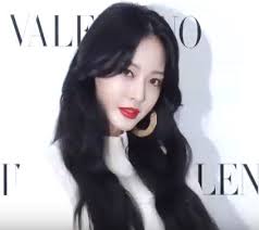 파일:190905 발렌티노 포토월 한예슬.jpg - 위키백과, 우리 모두의 백과사전