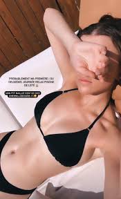 Alicia Moffet adopte LA tendance bikini du moment!