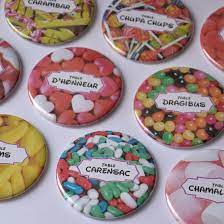 Badges Magnets Plan De Table Mariage Theme Bonbons Gourmandise Theme Bonbons Table Mariage Gourmand Mariage Theme Gourmandise