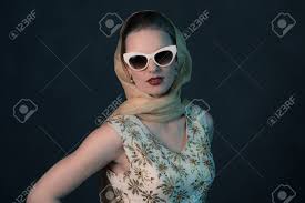 La curiosité du jeudi : Chique Vintage Des Annees 50 Mode Femme Portant Des Lunettes De Soleil Et Une Echarpe Autour De La Tete Banque D Images Et Photos Libres De Droits Image 54458525