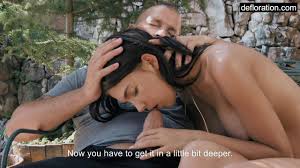 褐色肌の激カワ美少女が刺青入り白人男に処女まんこをバックで生ハメされる