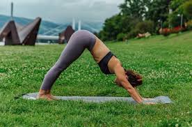 Fokussiere dich nicht darauf die beine, sondern den rücken gerade zu halten. Yoga Fur Laufer Innen Tipps Und Yoga Ubungen