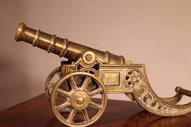 Les deux roues et le canon sont mobiles, poids 270 grammes. Petit Canon De Table Anglais En Bronze Armes A Feu