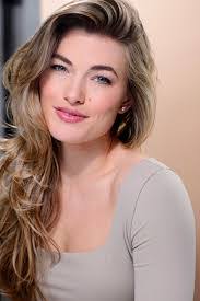 Allison Hillyer's Instagram, Twitter & Facebook