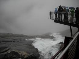 Der trollstigen ist einer der bekanntesten sehenswürdigkeiten in norwegen und natürlich wollten auch wir diese spektakuläre serpentinenstraße mit dem wohnmobil erklimmen, um unsere eigenen erfahrungen zu machen. Andalsnes Besuche Die Trolle Auf Der Trollstigen