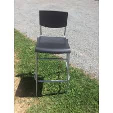 Son piétement en acier chromé et son design aérien la distingue des. Chaise Haute Pour Mange Debout