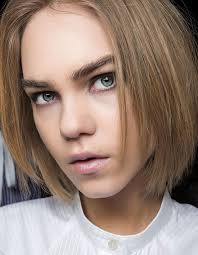 Une coiffure des années 80, cette permanente qui fait son grand retour avec une version plus moderne dans les tendances capillaires. Tendance Coupe Courte Femme 2019 Lou Huynh