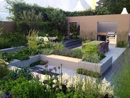 Mix sand, topsoil, and compost. 10 Ideas To Bring New Levels To Your Flat Garden Houzz Ie