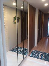 複数枚の大きいサイズの鏡を並べ貼り合わせたものです 大きい 鏡 鏡 扉