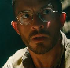 Bebé despierta nuevas fotos de Jonathan Bailey (y sus gafas perfectas) en  Jurassic World Rebirth acaban de caer 😮 💨