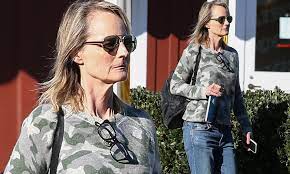 Being born on 15 june 1963, helen hunt is 57 years old as of today's date 16th april 2021. Helen Hunt Rocks A Casual Sweater And Goes Makeup Free While Out And About In Los Angeles Daily Mail Online
