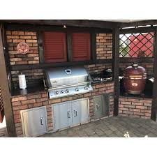 Rustikale Selbstgebaute Outdoorkuche Mit Napoleon Einbaugrill Monolith Grill Und Seitenbrenner Mit Grill Beistelltisch Eingebauter Grill Outdoor Kuchen Ideen