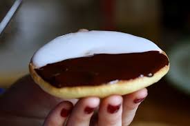 Black And White Cookies Nyc Recipe Black And White Cookies 10 Cookie Recipes Cookie Recipes Black And White Cookies