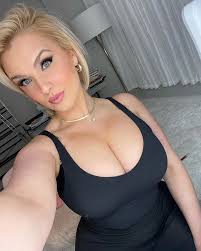 Amy Jackson Idk how Im JUST realizing that the side of the room that  produces the good ligh... Thick Ass - Amy Jackson