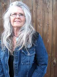 The Granny Hair Trend Is Here To Stay So Here S What 6 Women Ages 60 Have To Say About Rocking The Look Long Gray Hair Grey Hair And Glasses Granny Hair