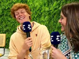 Jannik sinner's racquet is a head graphene 360+ speed mp according to the paint, but what is actually sinner uses a full bed of head hawk touch at a pretty high tension around 28 kg or 61 lbs. Australian Open 2020 Jannik Sinner Im Exklusiv Interview Mit Eurosport Tennis Video Eurosport