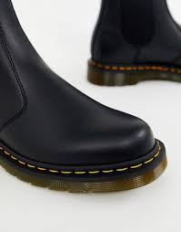 This style features a vegan friendly cherry red upper with the quality accustomed with the brand, elastic gussets, back pull tab, made with goodyear welt, the upper and sole are heat sealed and sewn together. Dr Martens Vegan 2976 Chelsea Boots In Black Smooth Asos