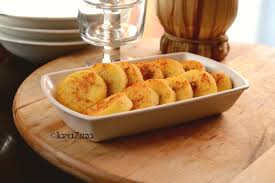 Versate a pioggia il semolino mescolando con una frusta affinché non si formino grumi e proseguite la cottura fin quando il composto non si sarà addensato: Gnocchi Alla Romana Ilaria Zizza