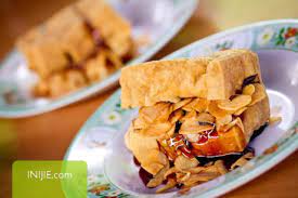 #ikanasammanis #resepikanasammanisnanas #indoculinairehunterpada kesempatan kali ini saya membagikan resep ikan asam manis nanas yang gurih dan segar banget. Rujak Manis Ananas