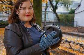 Comfy glove pattern and crochet fingerless mittens complete with pictured instructions on how to use glove pattern. Multimodal Split Bike Mittens Free Knitting Pattern Amiguru Me