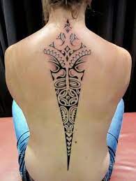 وشم على العمود الفقرى بالغ الدقة الطباعة السوداء مفضلة Tattoos Tattoos For Guys Spine Tattoos For Women