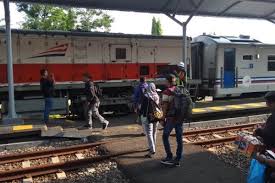 Sobat keretaapikita dimanapun anda berada, khususnya di wilayah daop 8 surabaya. Truk Bbm Masuk Rel Ka Ratusan Penumpang Tertahan Di Stasiun Lamongan