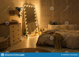 Was es mit spiegeln in unseren räumen auf ein kleiner handspiegel irgendwo auf der kommode, ein spiegel im schrank oder ein. Stilvoller Spiegel Mit Gluhbirnen Im Schlafzimmer Innengestaltung Stockfoto Bild Von Fuhler Haupt 165997586