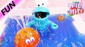 Tomy wasserspiel für kinder okto plantschis mehrfarbig, hochwertiges. Party In Der Badewanne Mit Play Doh Krumelmonster Tinti Badespass Funkelfontane Und Robo Fische Youtube