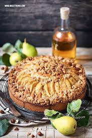 Dieses birnenkuchen rezept ist super simpel und schmeckt unglaublich lecker. Birnenkuchen Rezept Mit Haselnuss Streuseln In Brauner Butter Karamellisierten Birnen Butterscotch Nicest Things