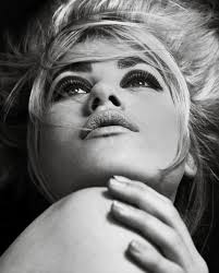 Albert Watson photograph “Berta Waagfjord, London, 1990,” previously  unpublished from a shoot for Vogue Italy. Makeup by @sandylinter; hair  @kerrywarnofficial. @vogueitalia #vogueitalia #vogue #bertawaagfjord  @mastersof.photography ...