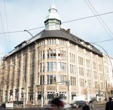 Seit der gründung im jahr 1907 erfindet sich das kadewe als einer der größten department stores weltweit immer wieder neu. Modestandort Berlin Kann Das Kaufhaus Jandorf Die Fashion Week Retten Welt
