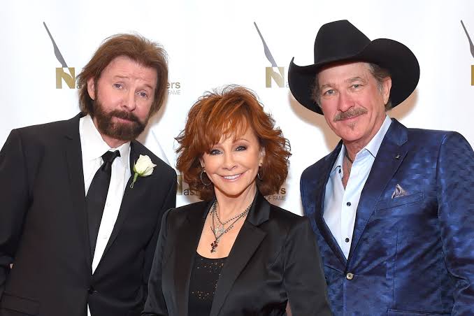 Reba McEntire Sings "Cowgirls Don't Cry" with Brooks & Dunn