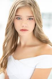 Kendall Roach's Instagram, Twitter & Facebook