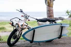 スーパーカブをサーフボード運搬仕様に コイツで海岸沿いを流したいぜ digimono デジモノ スーパーカブ サーファー カブ