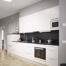 Petite Cuisine Blanche Et Noire Mate De Design Contemporain Cuisine Moderne Blanche Cuisine Moderne Credence Cuisine Blanche