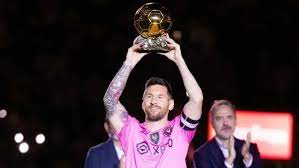 Vamos a seguir ganando títulos: Lionel Messi mostró su balón de oro y les  habló a los fanáticos del Inter de Miami