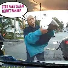 Oleh kerana tidak berpuas hati akibat dihon pemandu sebuah kereta ketika menunggang motosikal, seorang lelaki bertindak kasar apabila memecahkan cermin kereta dengan menghentak helmet ke arah cermin kereta yang menghin dirinya. Polis Buru Lelaki Botak Marah Kena Hon Pecahkan Cermin Kereta Raya Lokap Jela