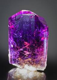 Ametiszt Beke Spiritualitas Meditacio Erositi Az Intuiciot Nyugodtabba Teszi Az Alvast Megszunteti A Stones And Crystals Crystals Minerals And Gemstones
