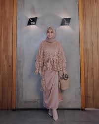 Lalu untuk contoh model baju muslim gamis yang memadukan kain brokat didalamnya dengan gradasi warna sebagai kombinasinya juga termasuk jenis baju yang sangat. 45 Model Gamis Brokat Kombinasi Modern Terbaru 2020 Bergaya