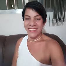 Tá barato ou tá caro? 3 pencas de banana da terra, 20 reais.