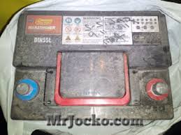 Bateri basah adalah jenis bateri kereta yang memerlukan penyelenggaraan berkala, iaitu penambahan air suling (distilled water) ke dalam bateri. Tips Auto Bateri Sel Kering Kereta Tahan Berapa Lama
