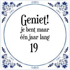 Bol Com Verjaardag Tegeltje Met Spreuk 19 Jaar Geniet Je Bent Maar N Jaar 19 Cadeau